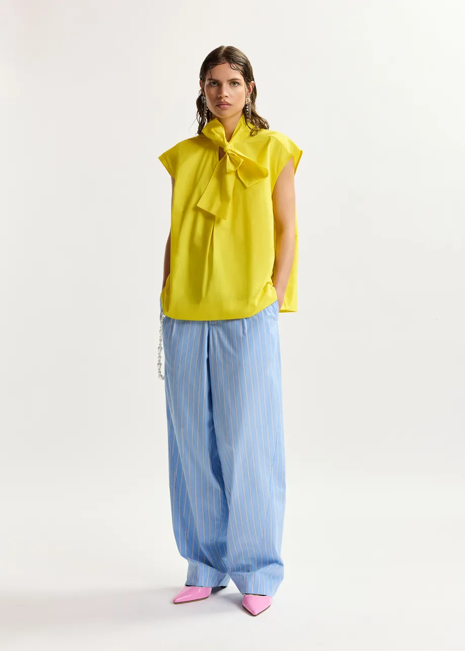 Maglia gialla senza maniche con scollo a fiocco