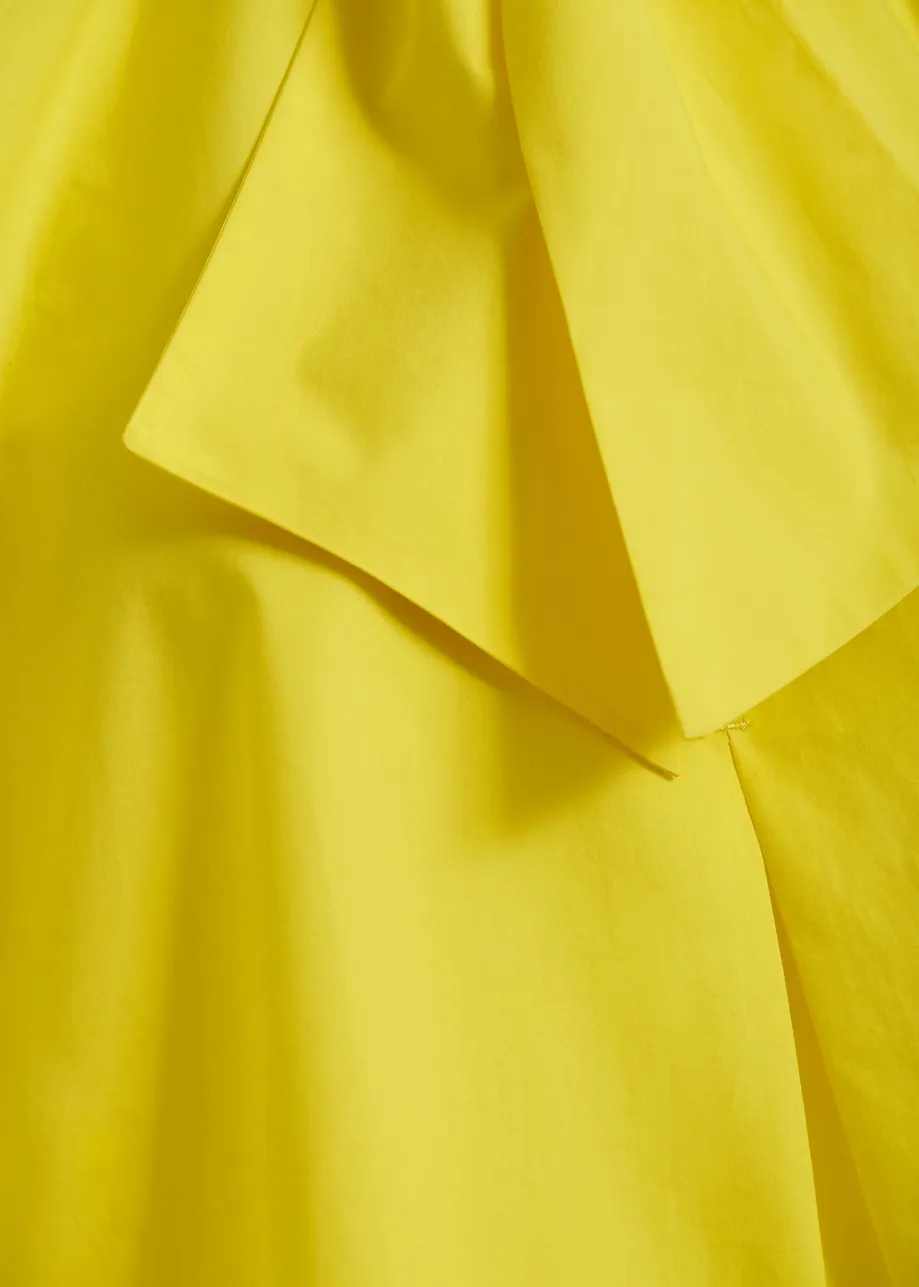 Maglia gialla senza maniche con scollo a fiocco