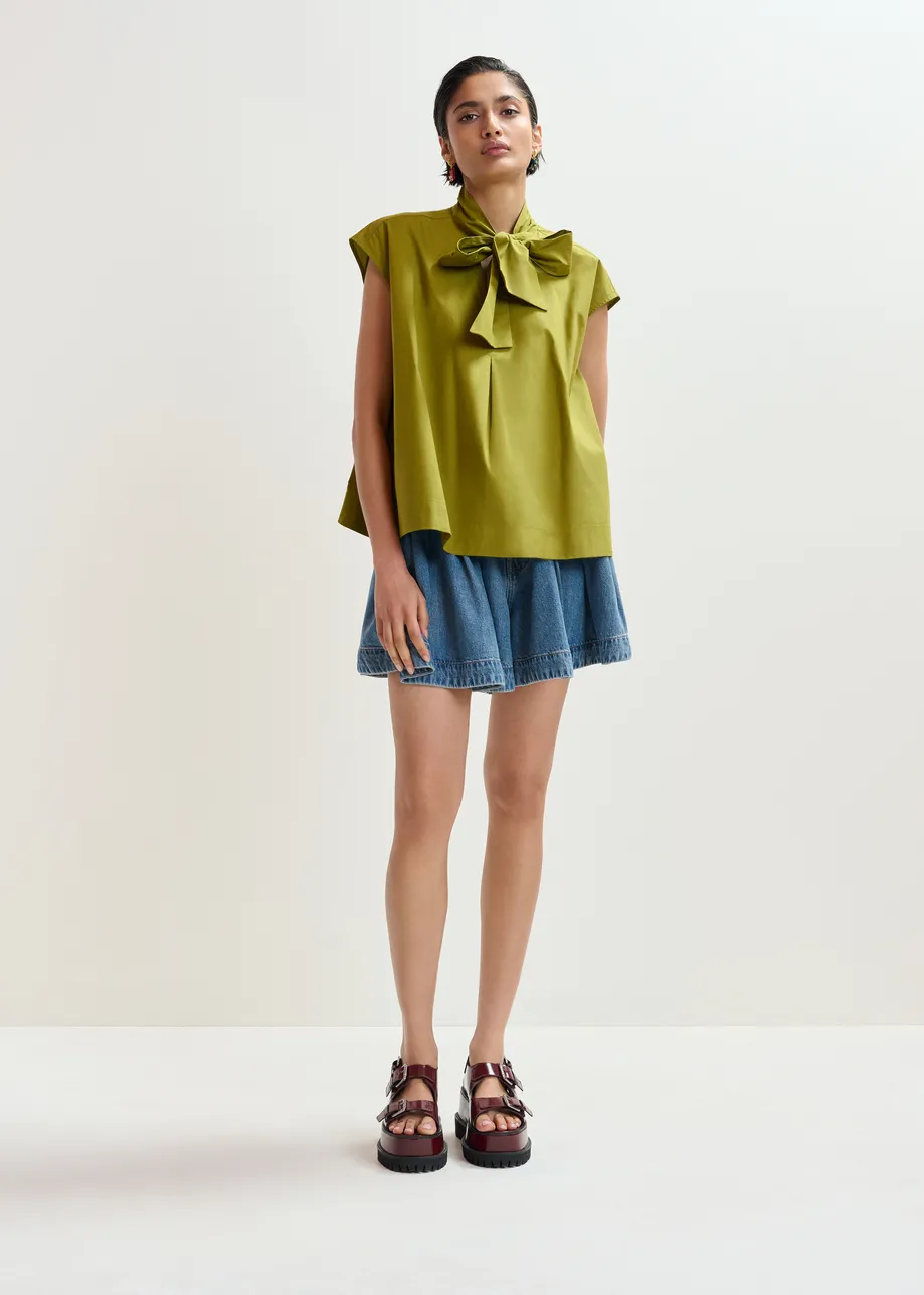 Maglia verde senza maniche con scollo a fiocco