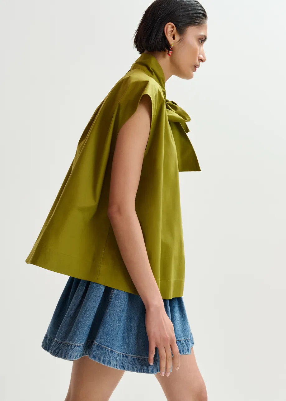 Maglia verde senza maniche con scollo a fiocco