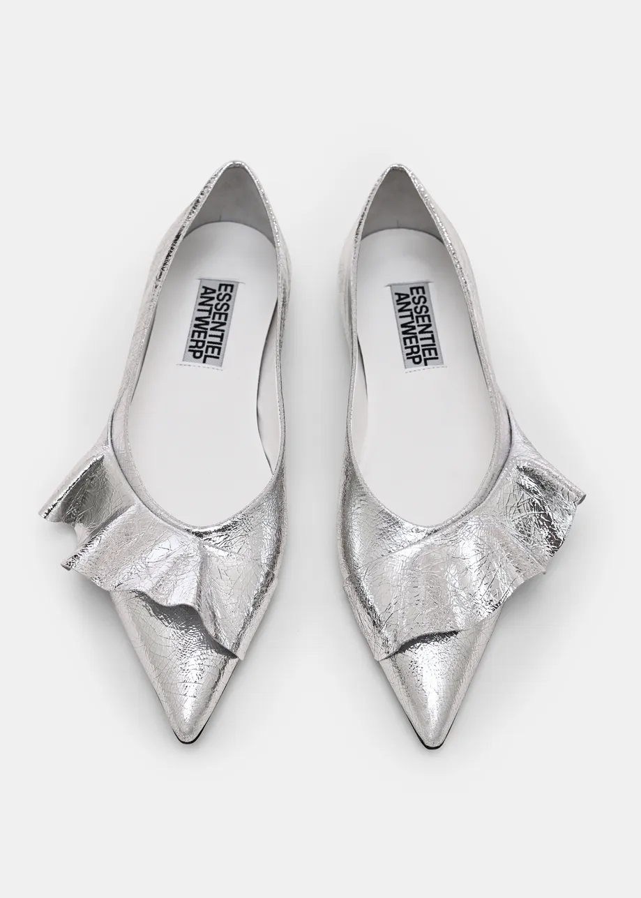 Silberne Lederballerinas mit Rüschen