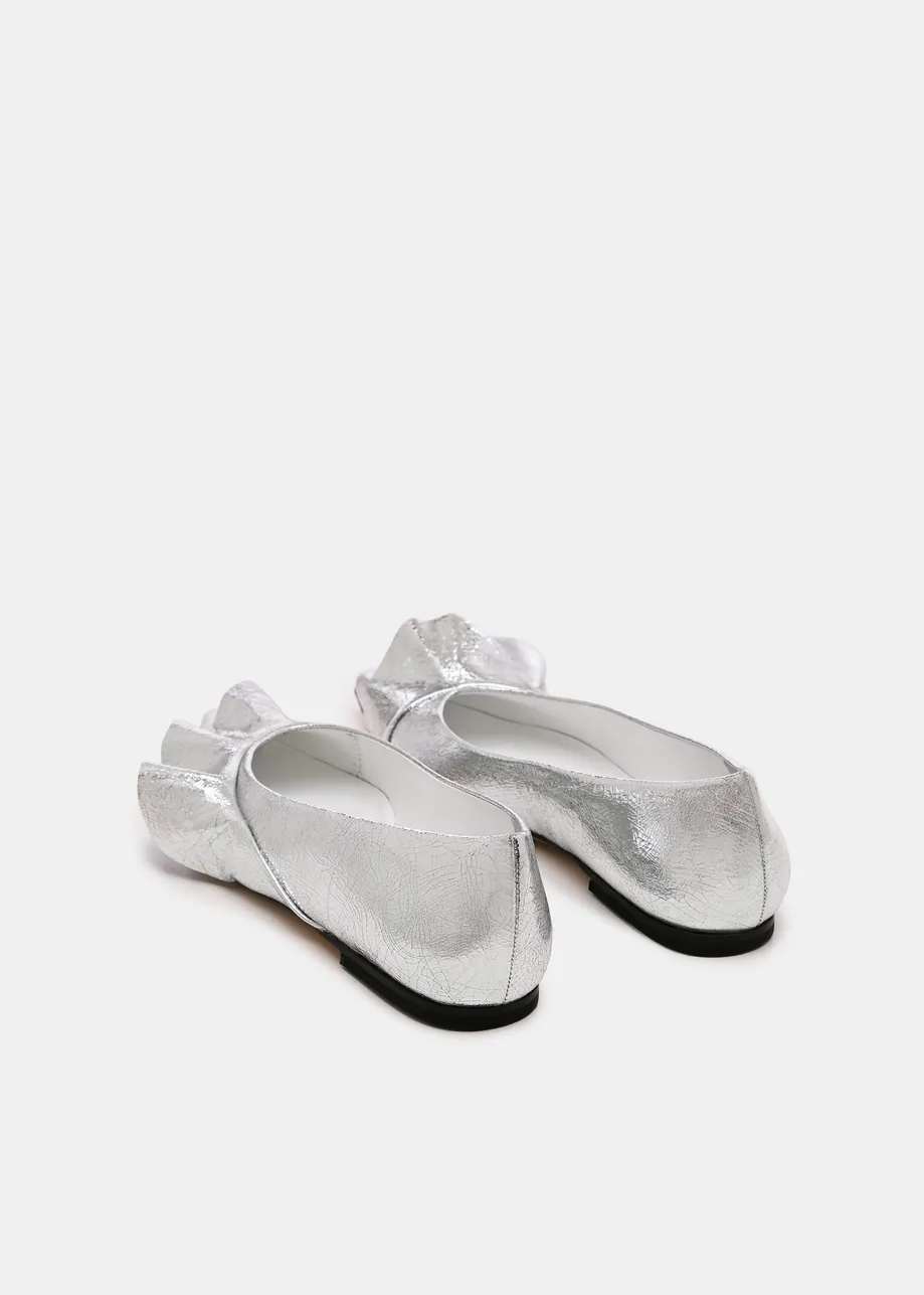 Silberne Lederballerinas mit Rüschen