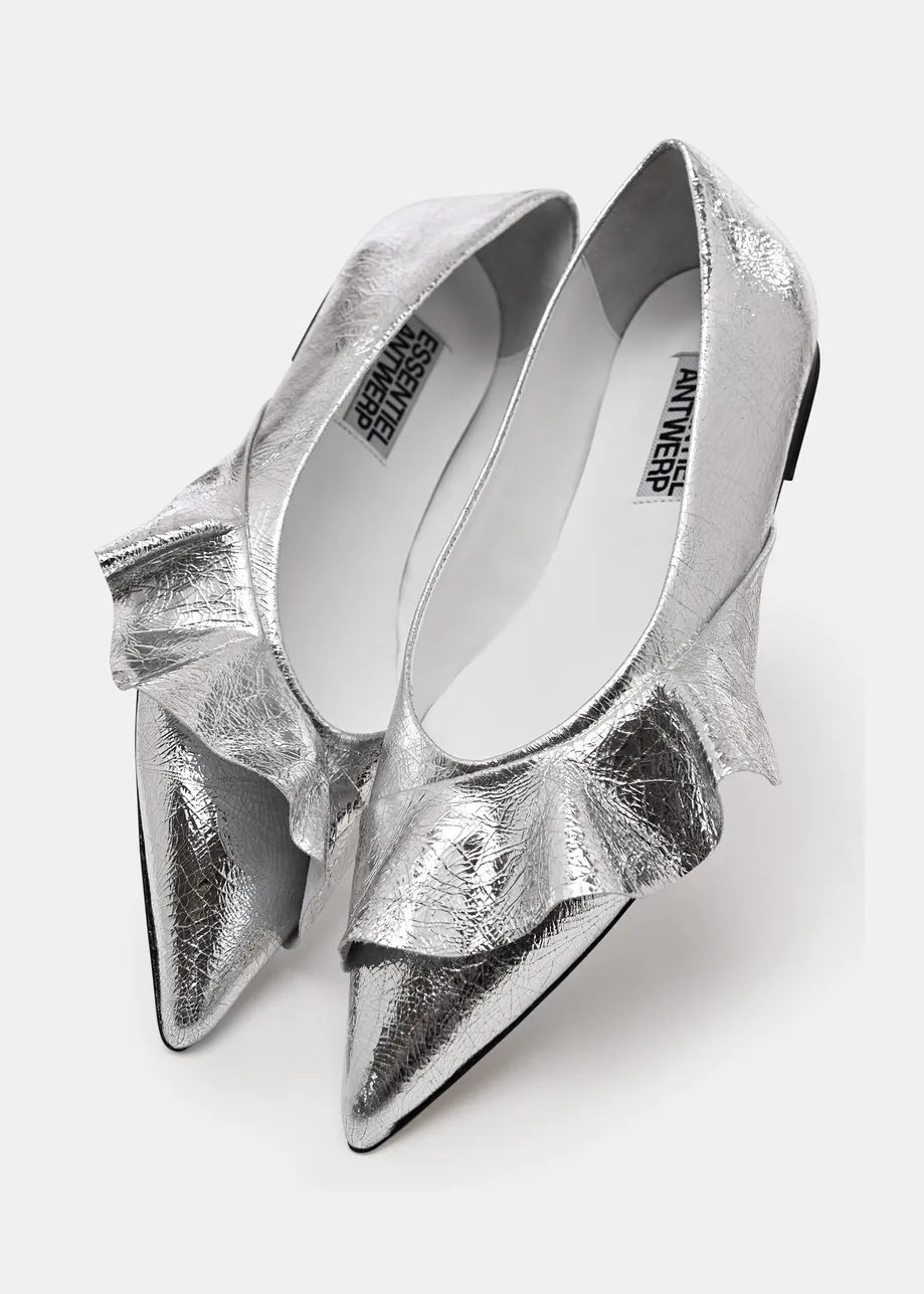 Silberne Lederballerinas mit Rüschen