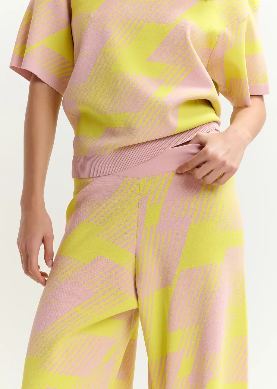 Ausgestellte Strickhose in Hellrosa mit gelbem Jacquardmuster