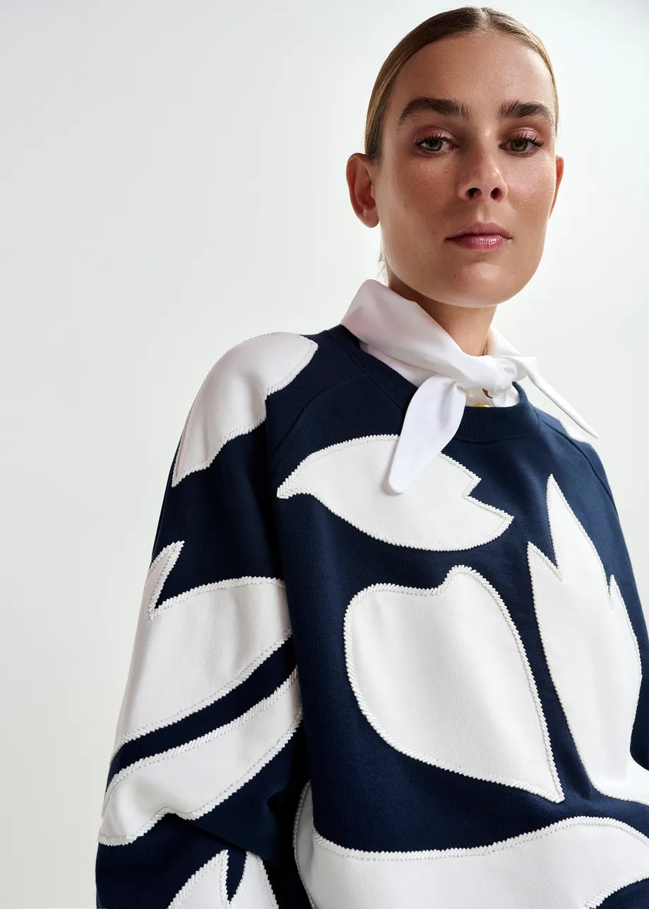 Marineblauwe katoenen sweater met opgestikte vlammen