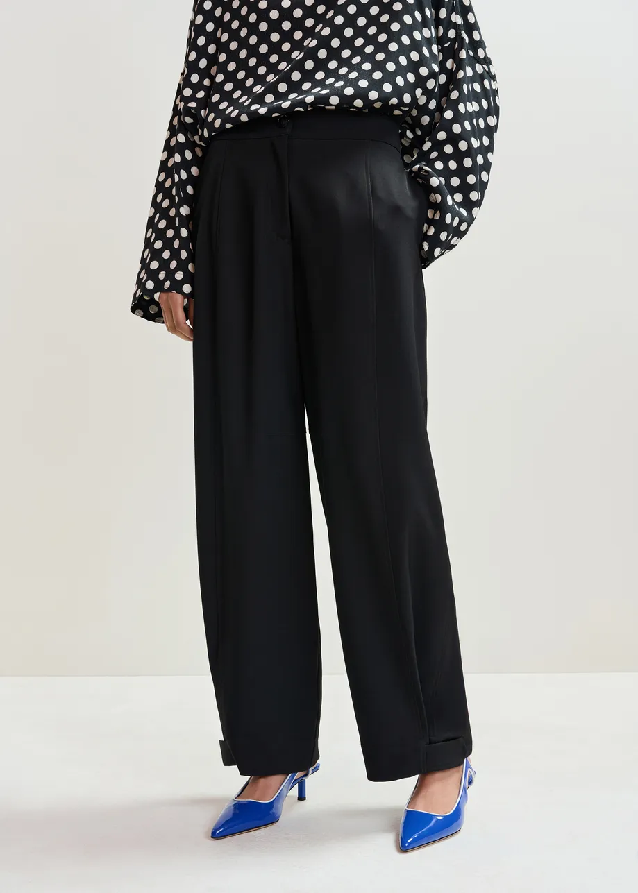 Zwarte broek met barrelpijp en gebogen zijnaad