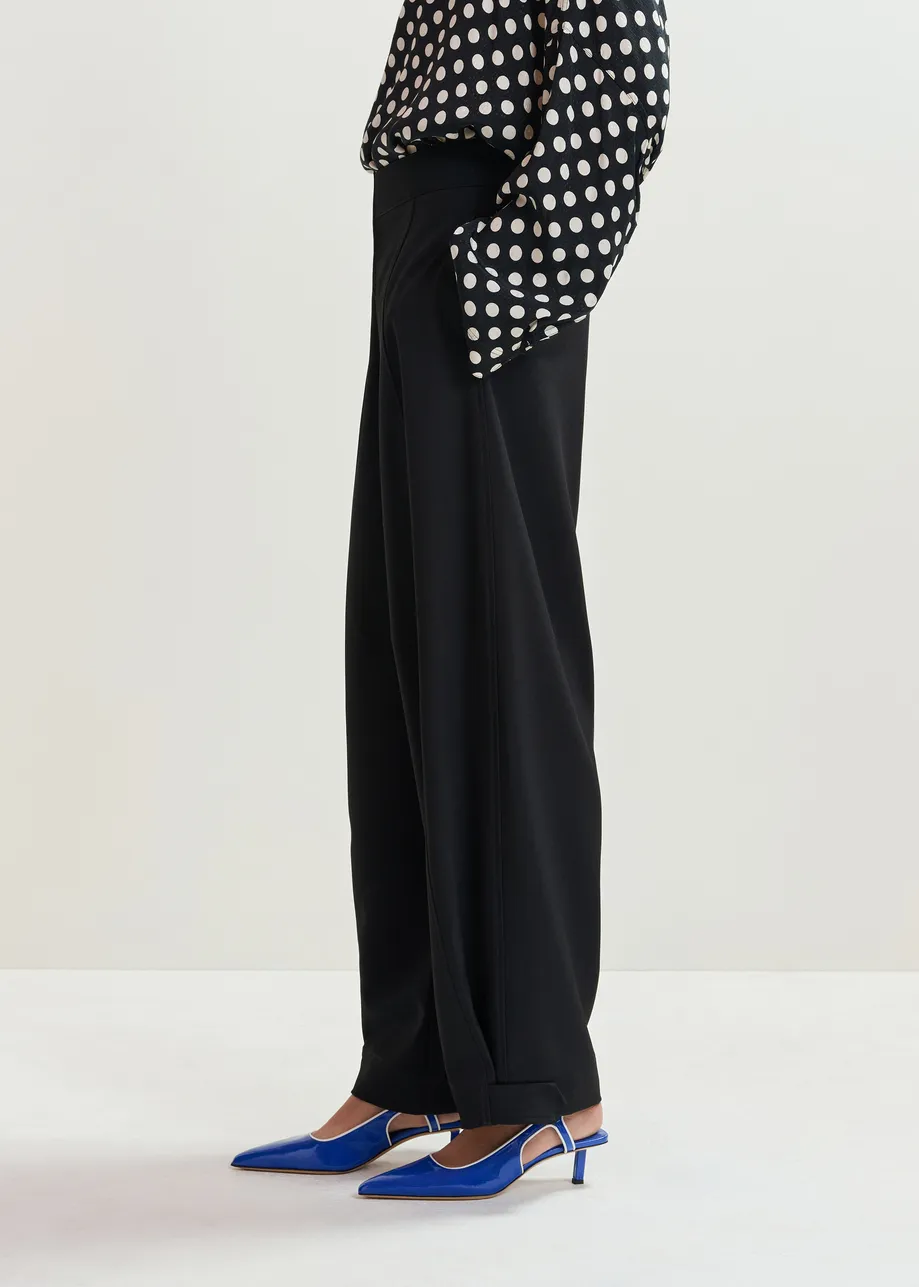 Zwarte broek met barrelpijp en gebogen zijnaad