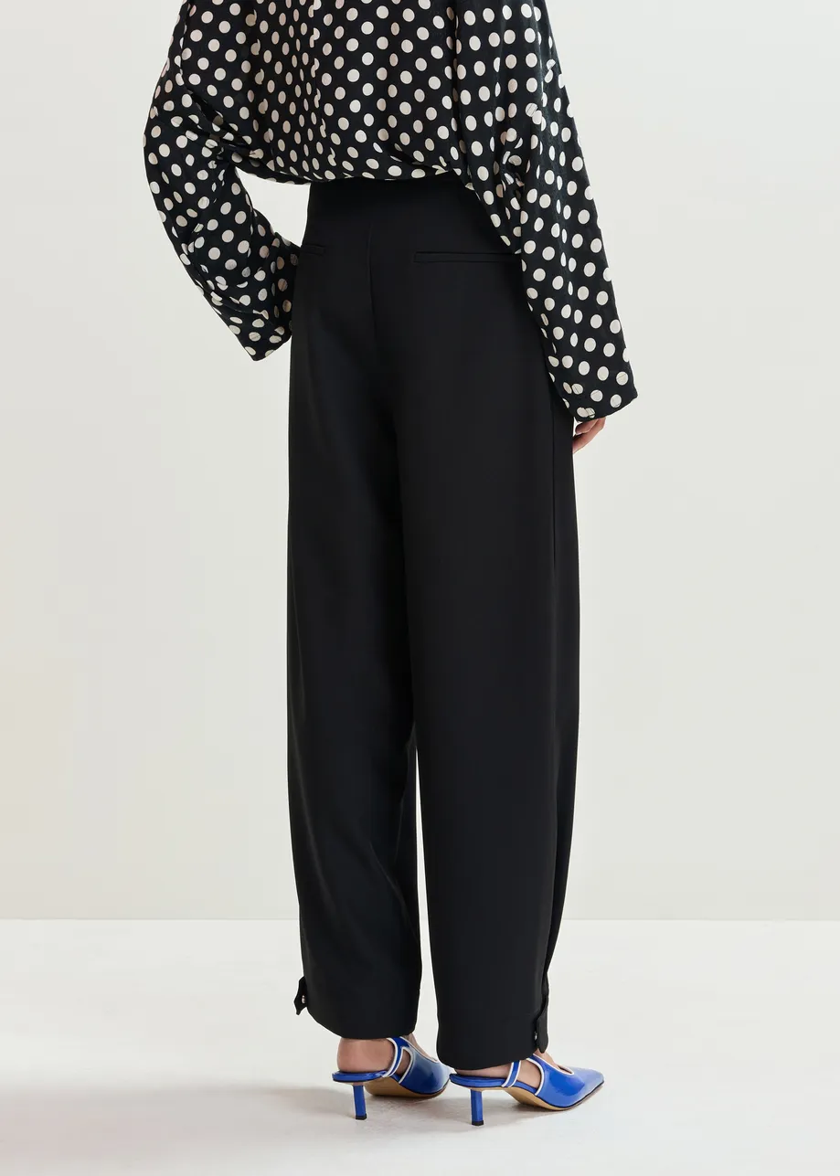 Zwarte broek met barrelpijp en gebogen zijnaad