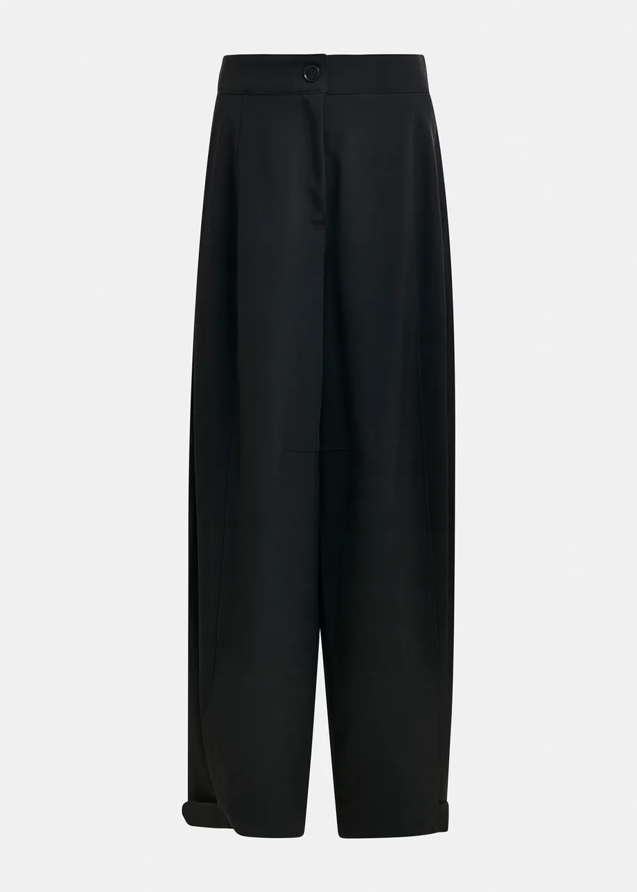 Zwarte broek met barrelpijp en gebogen zijnaad