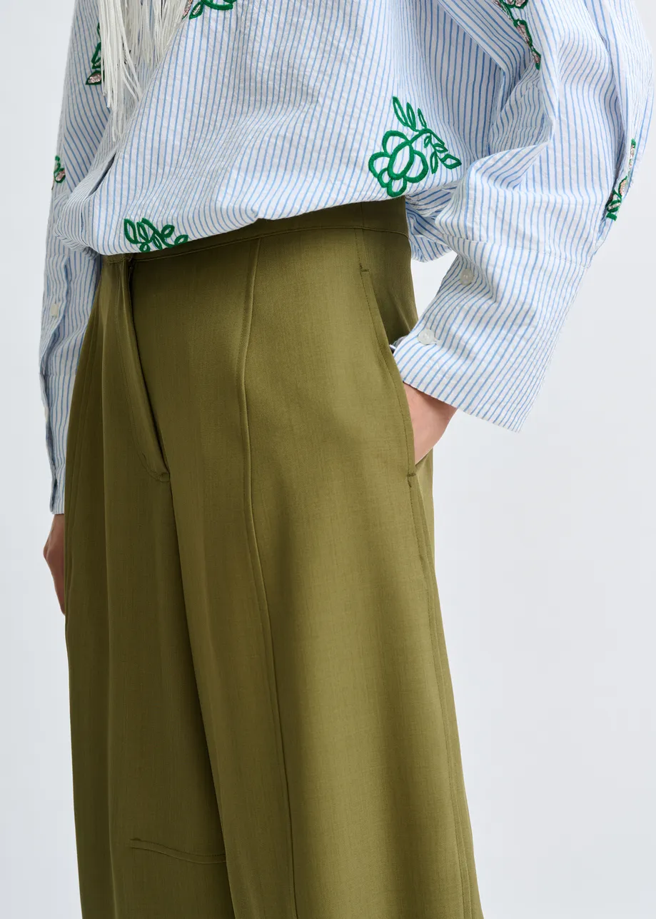 Olijfgroene broek met barrelpijp en gebogen zijnaad
