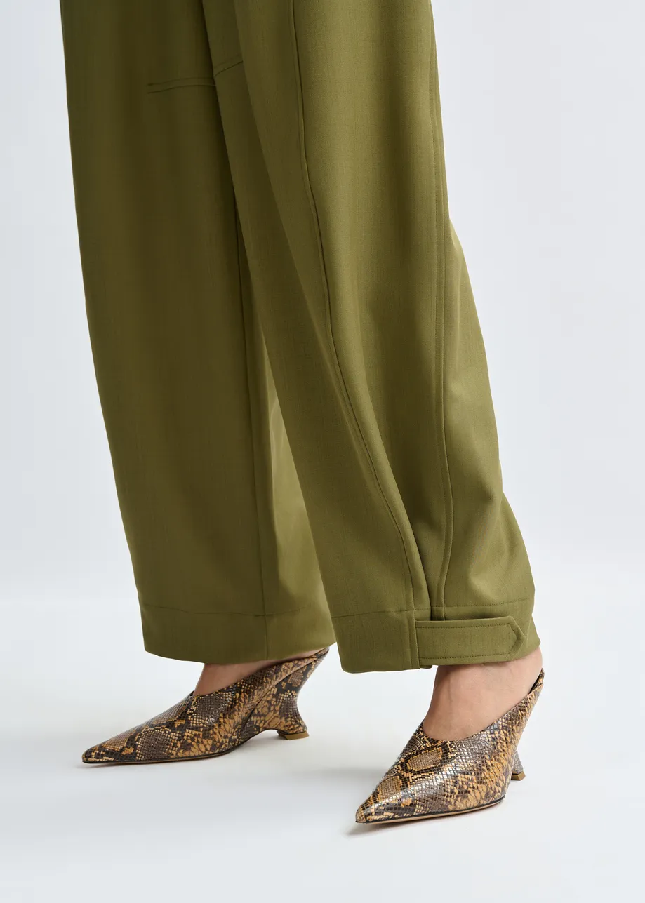 Olijfgroene broek met barrelpijp en gebogen zijnaad