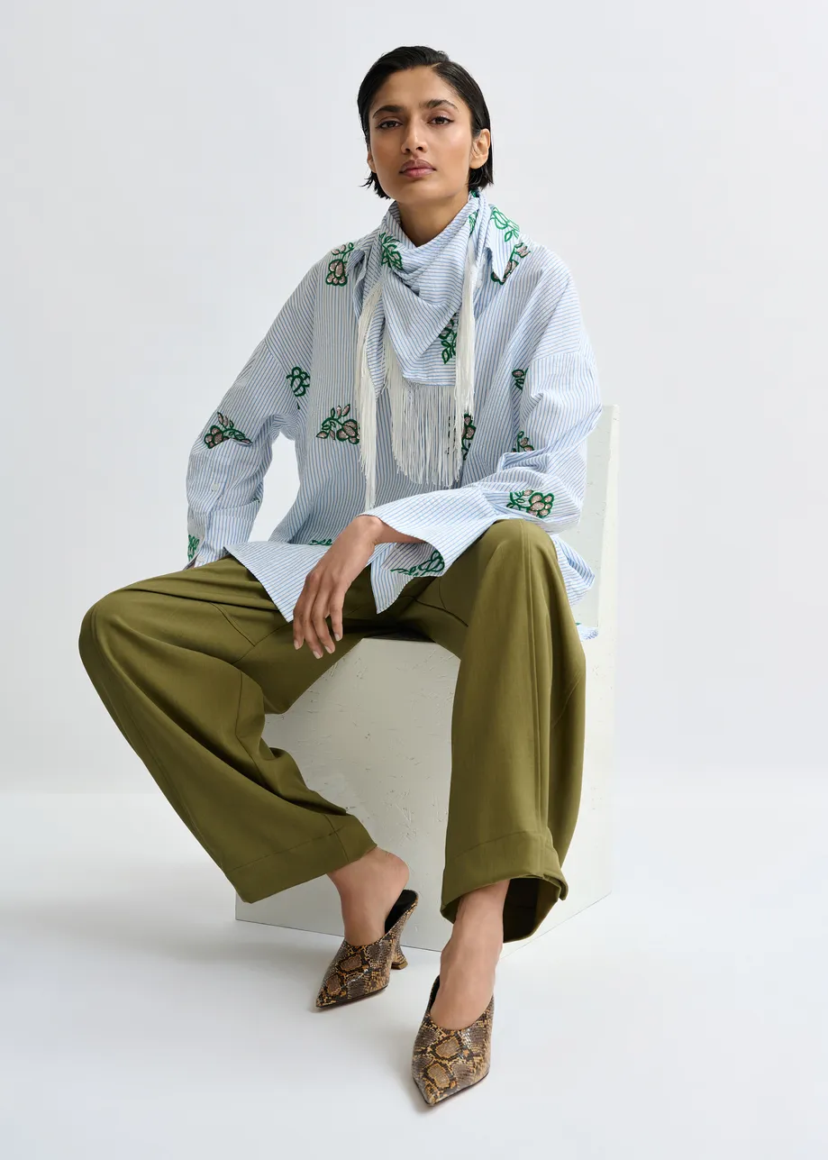 Olijfgroene broek met barrelpijp en gebogen zijnaad