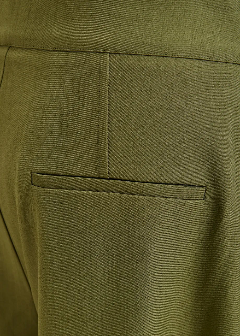 Olijfgroene broek met barrelpijp en gebogen zijnaad