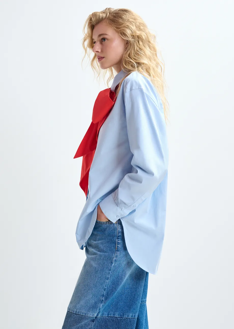 Camicia in cotone blu e rossa con papillon rimovibile