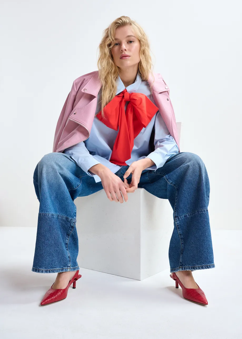 Camicia in cotone blu e rossa con papillon rimovibile