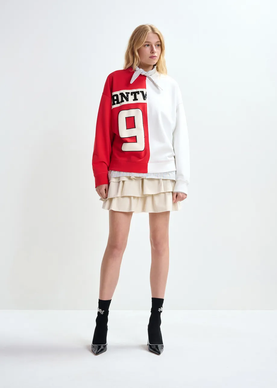 Rode en witte sweater van 2 helften met appliques