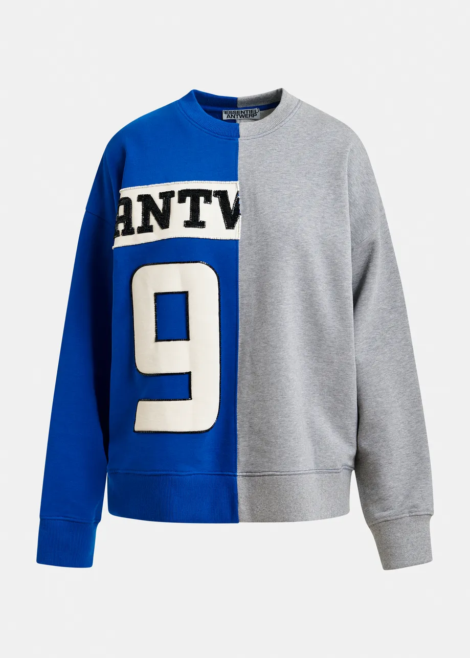 Blauwe en grijze sweater van 2 helften met appliques