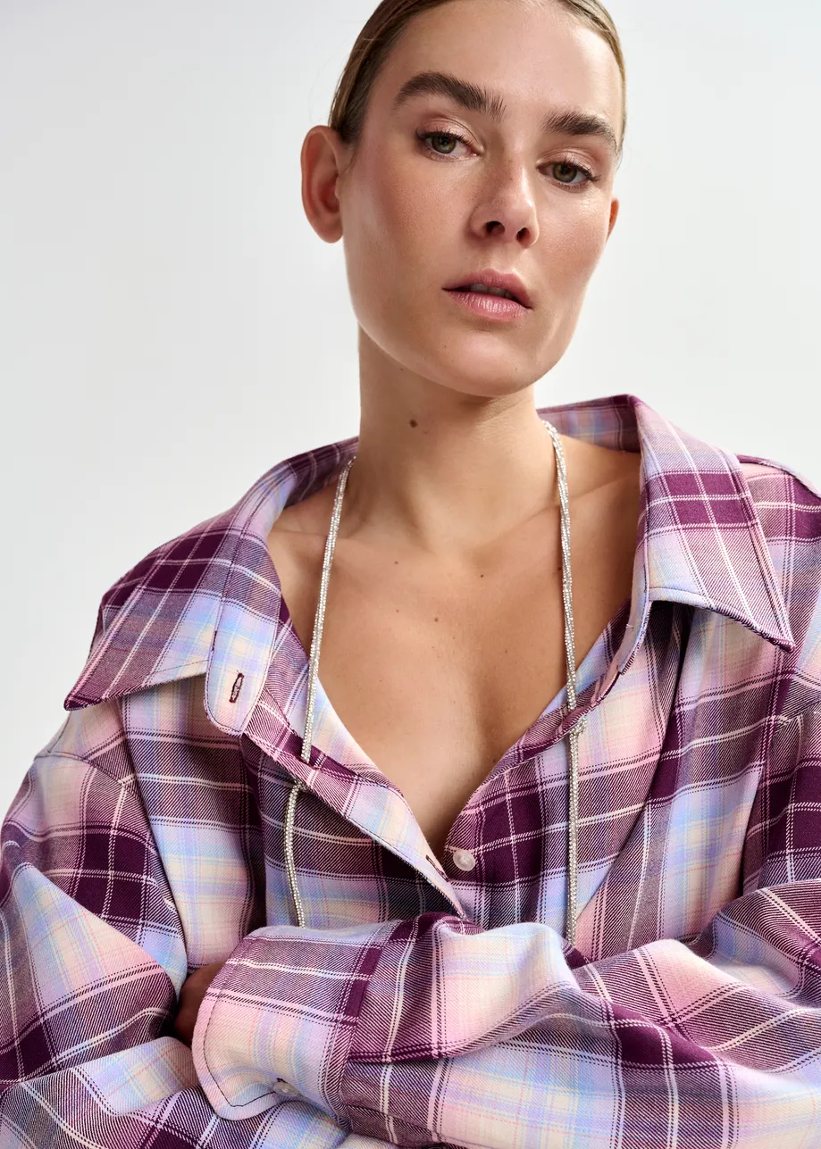 Paars, bordeaux en lichtblauw tartan overhemd met ketting van stras