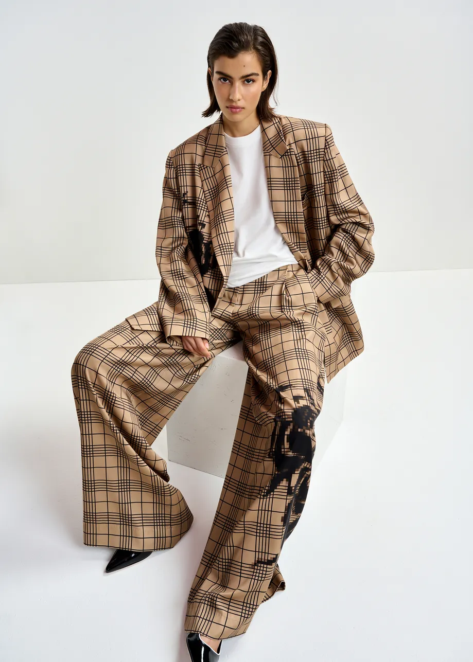 Bruin en zwart geruite broek met brede pijp en geplaatste print