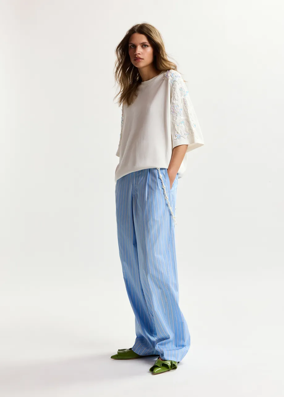 T-shirt in cotone avorio chiaro  con decorazioni in paillettes e perline