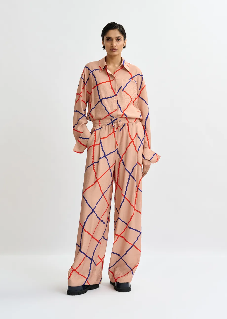 Lichtroze, rood en blauw geruite broek met brede pijp