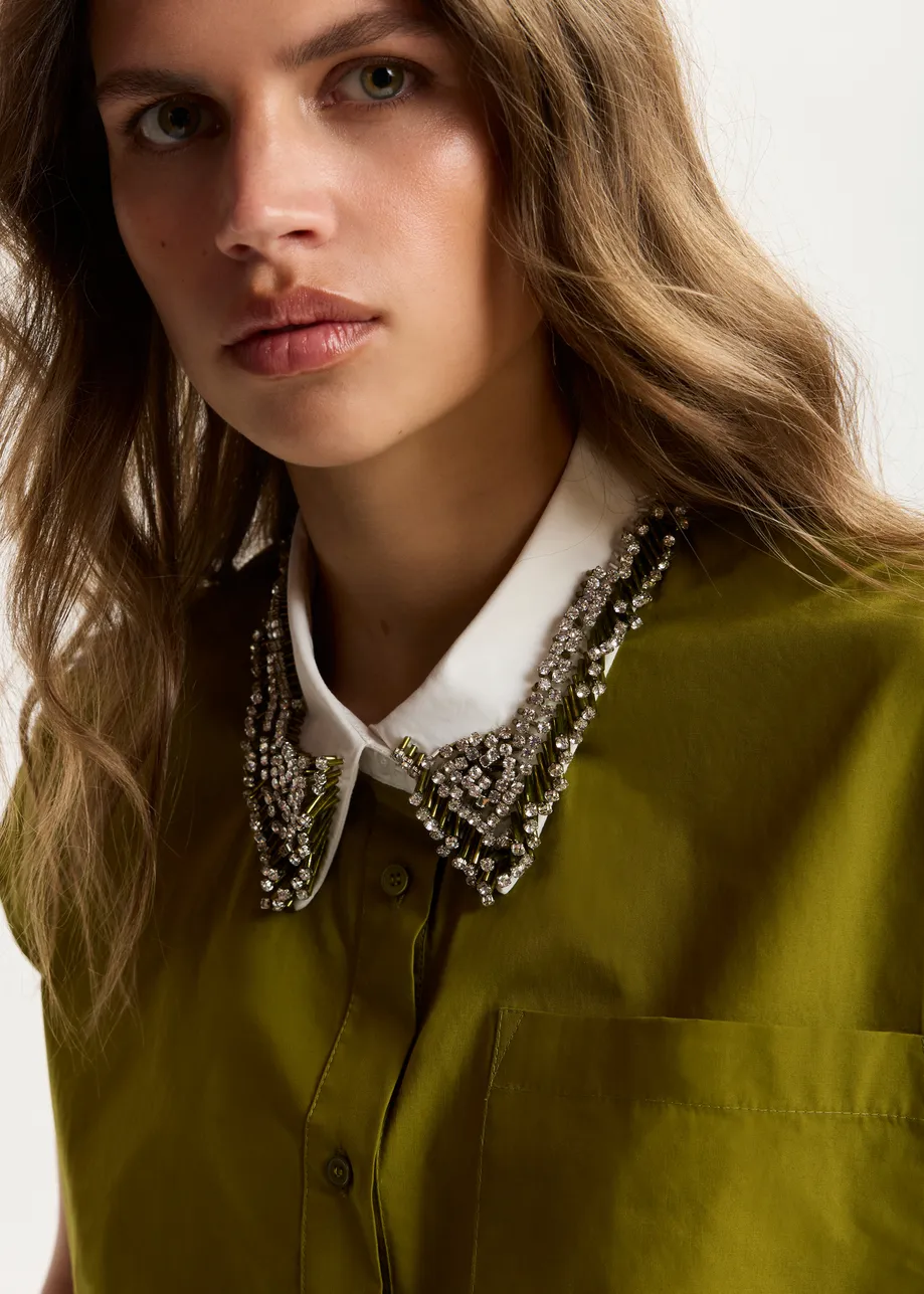 Grünes, ärmelloses Baumwollhemd mit verziertem Kragen