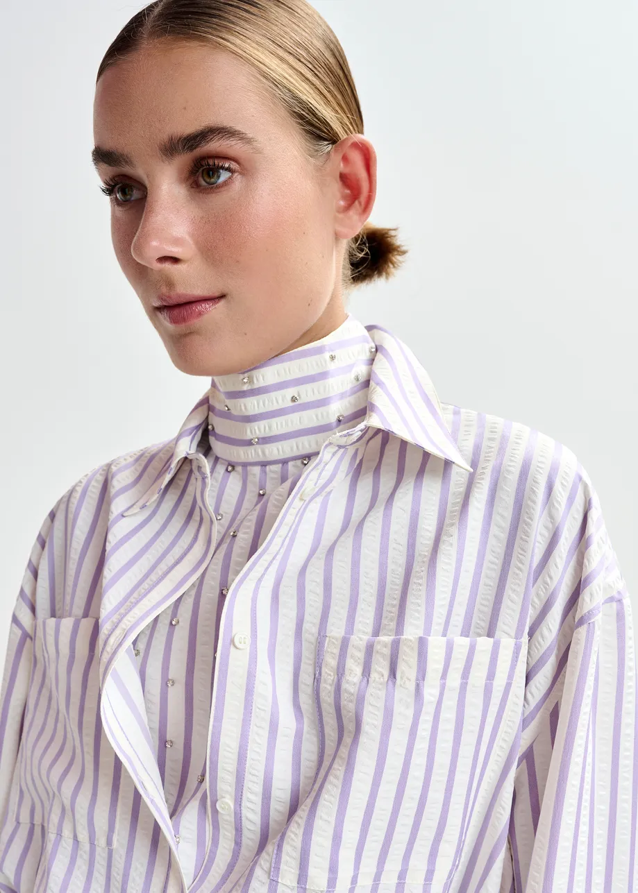 Paars en gebroken wit overhemd met plastron en stras