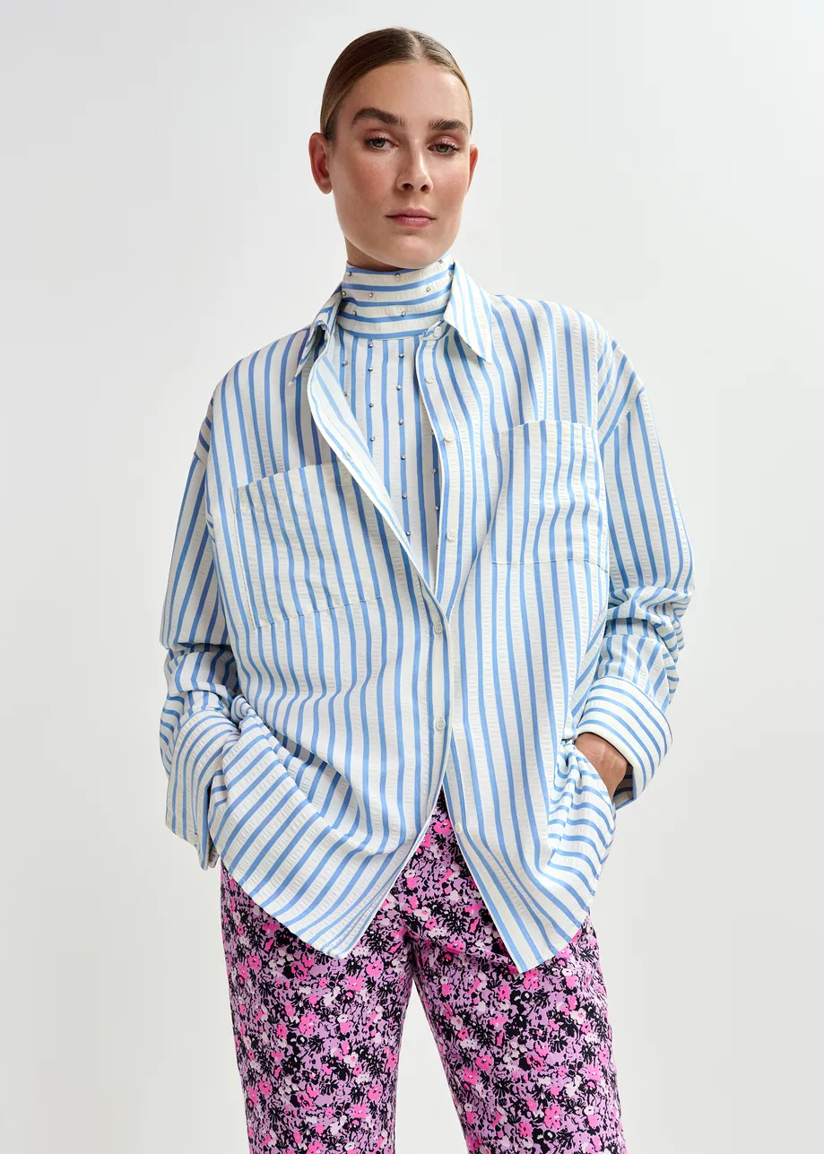 Lichtblauw en gebroken wit overhemd met plastron en stras