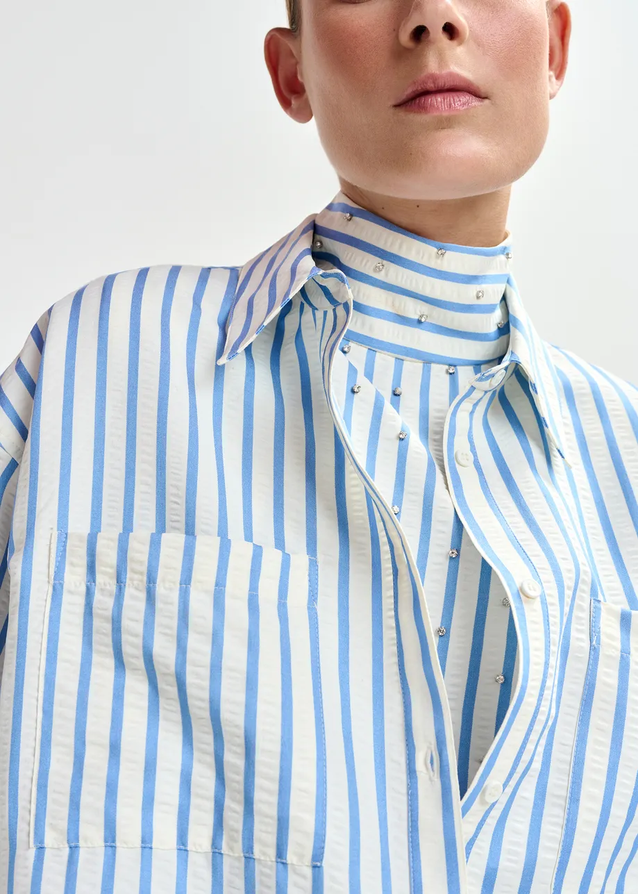 Lichtblauw en gebroken wit overhemd met plastron en stras