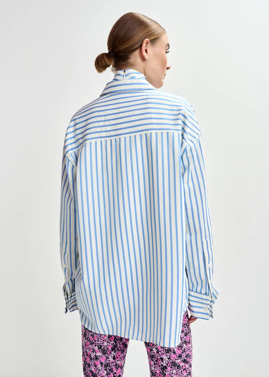 Lichtblauw en gebroken wit overhemd met plastron en stras