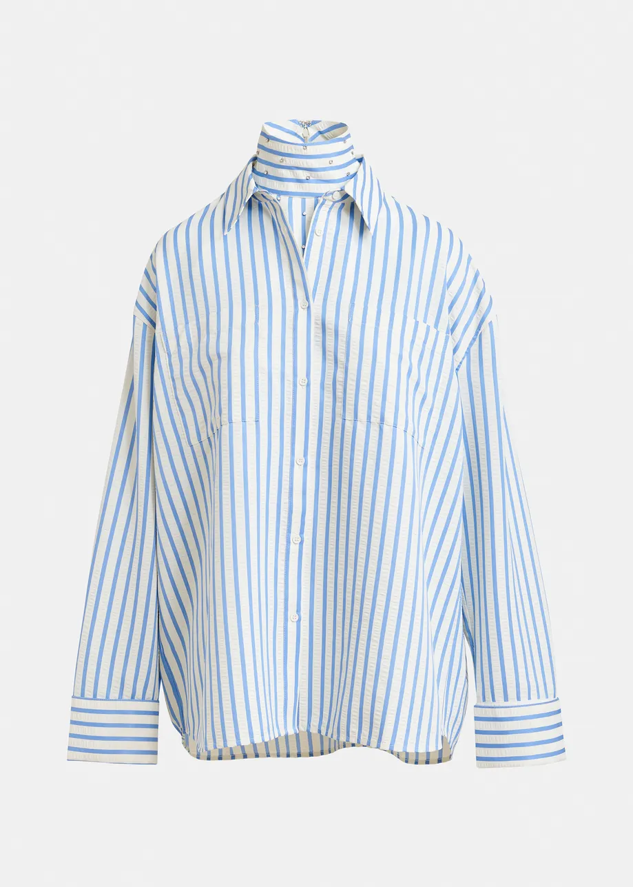 Lichtblauw en gebroken wit overhemd met plastron en stras