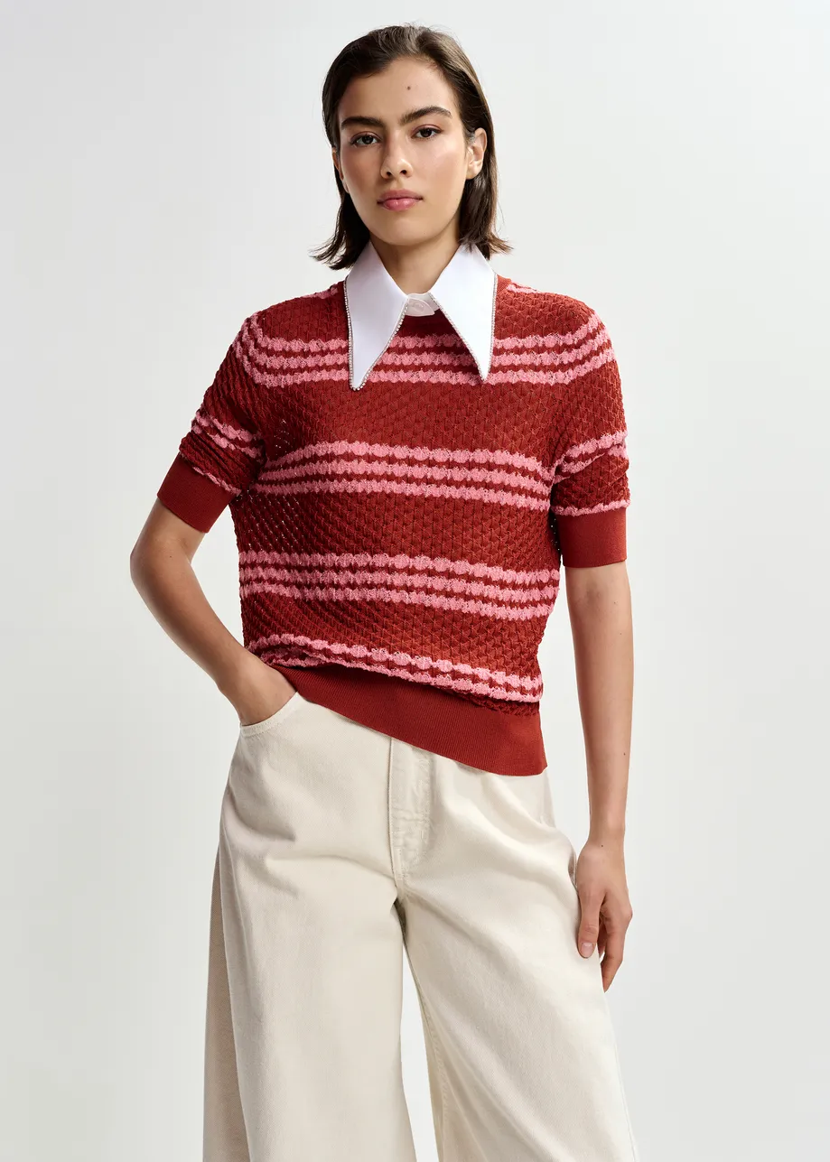 Bruin en roze gestreepte polo met honinggraatstructuur en sierkraag