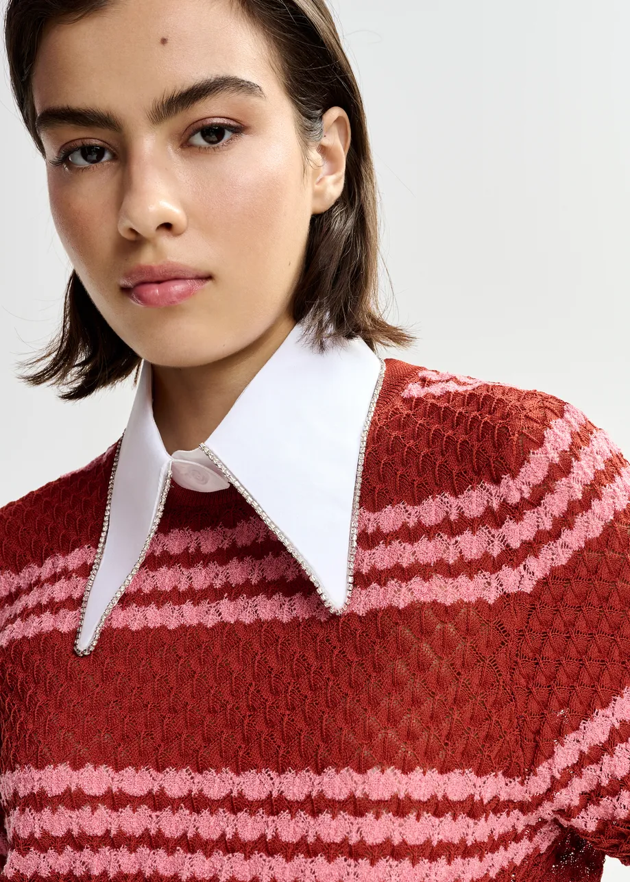 Bruin en roze gestreepte polo met honinggraatstructuur en sierkraag