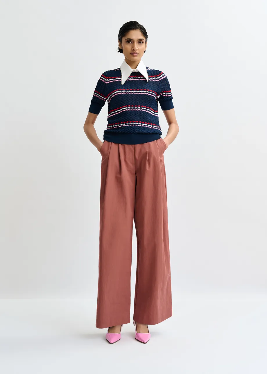 Marineblauw en veelkleurig gestreepte polo met honinggraatstructuur en sierkraag