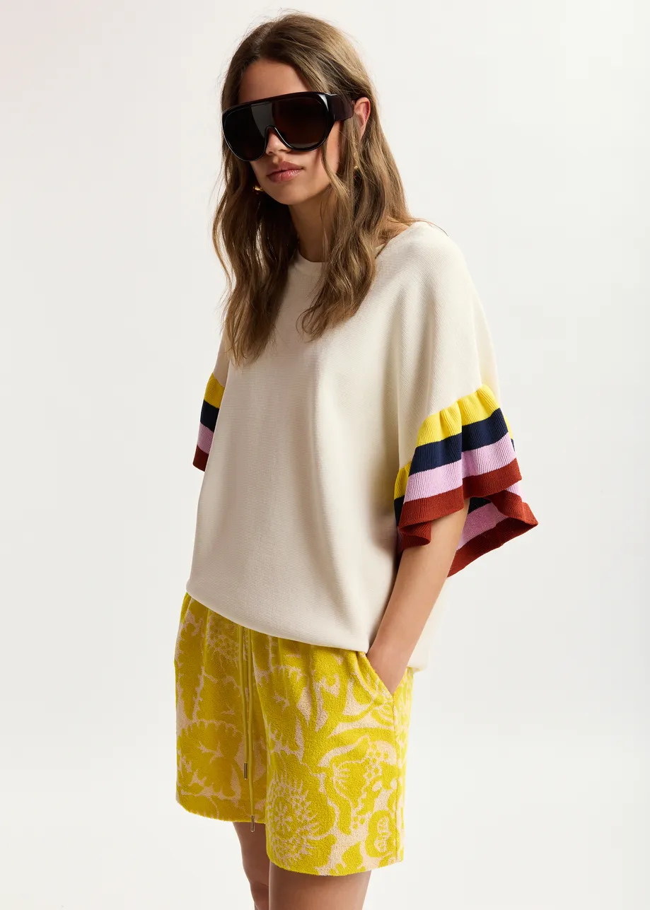Top en maille blanc cassé avec manches superposées à rayures multicolores 