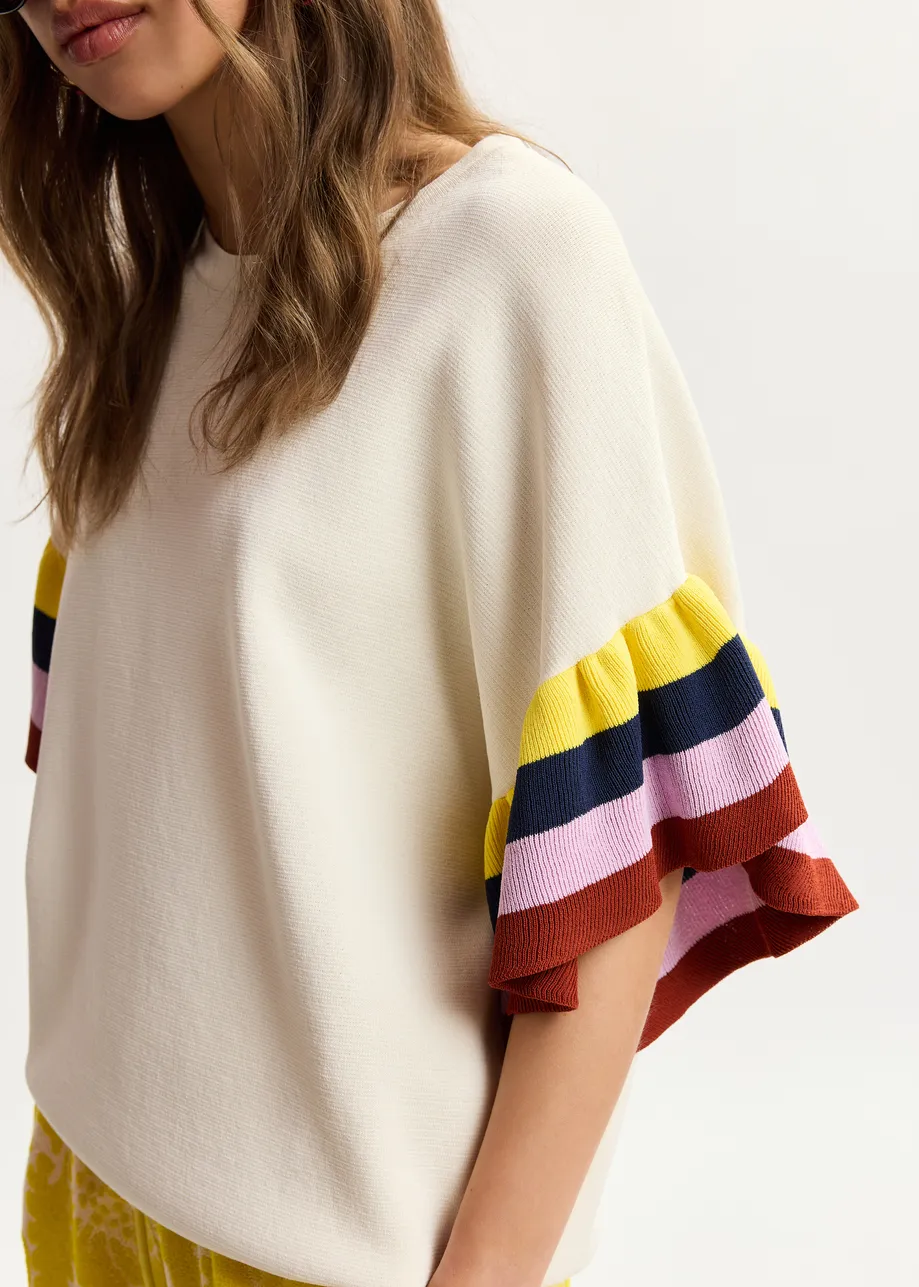 Top en maille blanc cassé avec manches superposées à rayures multicolores 