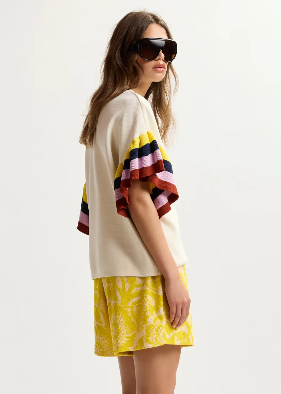 Top en maille blanc cassé avec manches superposées à rayures multicolores 