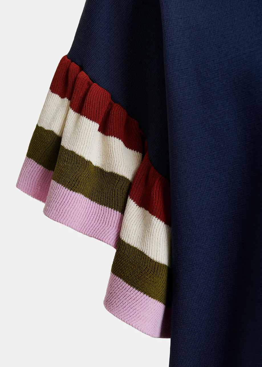 Dunkelblaues Strickoberteil mit mehrfarbig gestreiften Lagenärmeln 