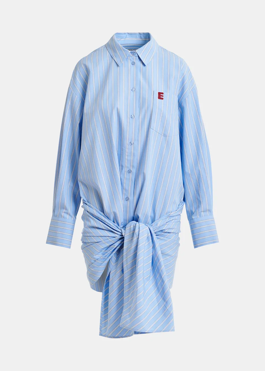 Camicia oversize in cotone azzurro e bianco con dettaglio lungo modulabile