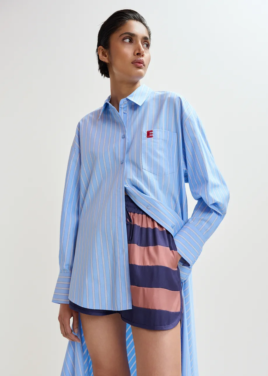 Camicia oversize in cotone azzurro e bianco con dettaglio lungo modulabile
