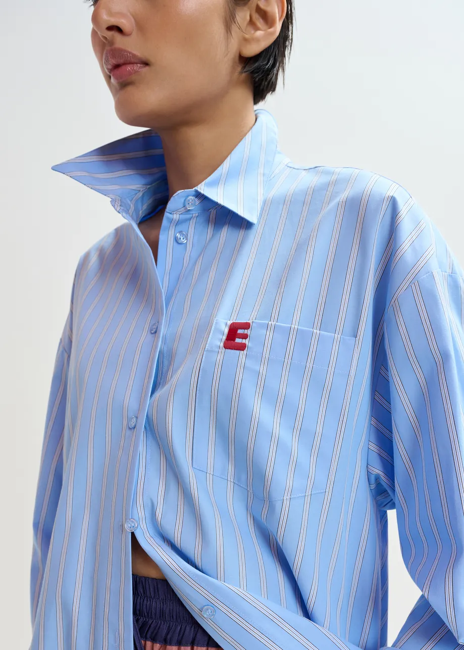Camicia oversize in cotone azzurro e bianco con dettaglio lungo modulabile