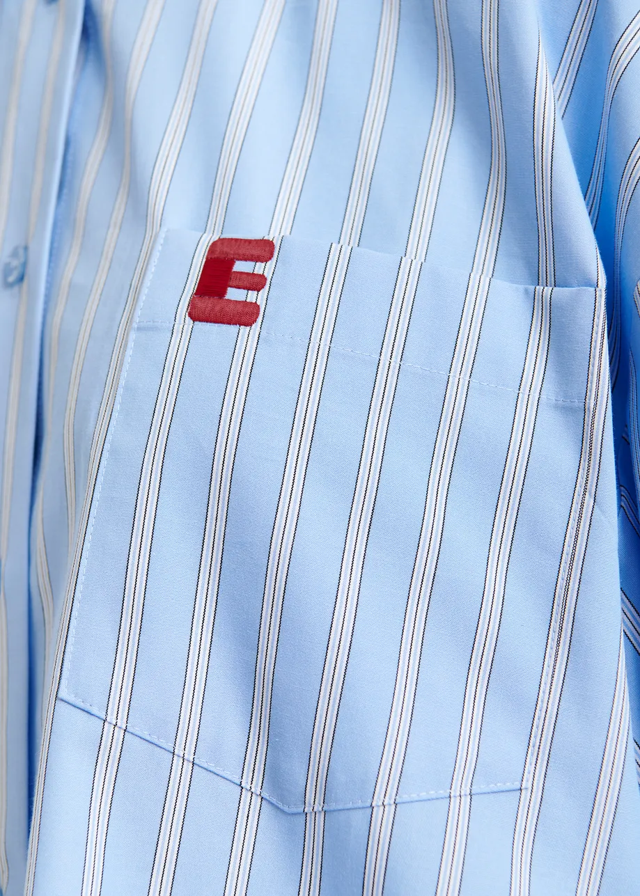 Camicia oversize in cotone azzurro e bianco con dettaglio lungo modulabile