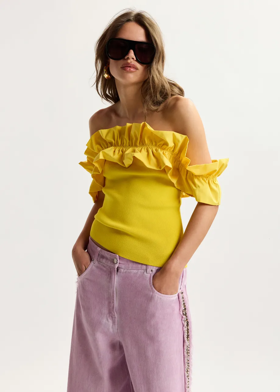 Top en maille jaune à épaules dénudées et encolure volantée