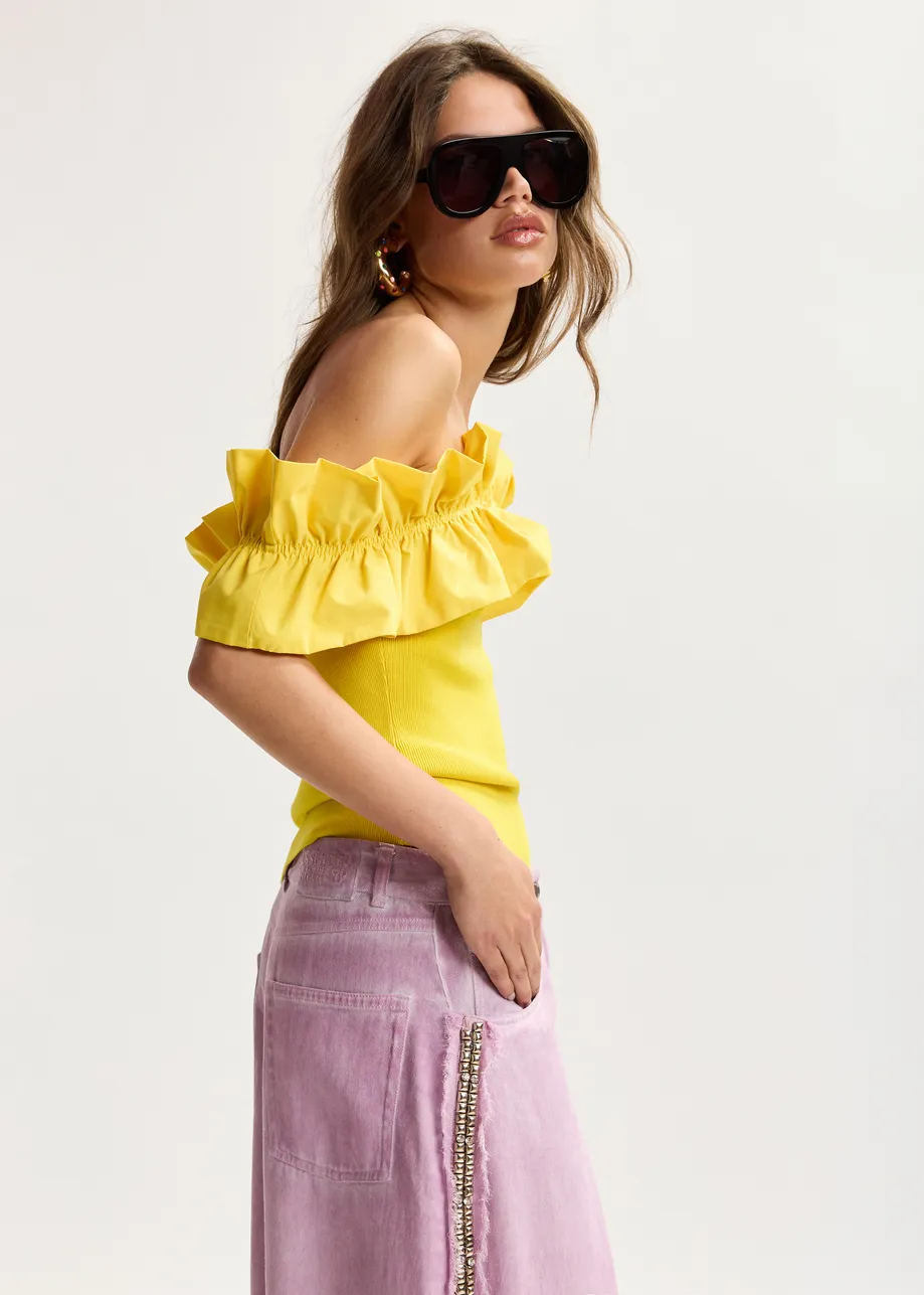 Top en maille jaune à épaules dénudées et encolure volantée