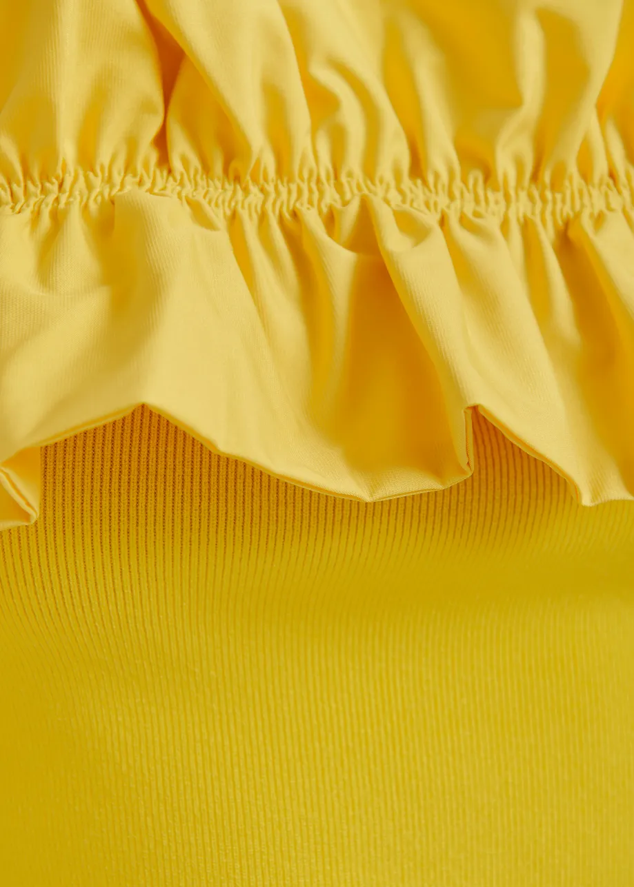 Top en maille jaune à épaules dénudées et encolure volantée