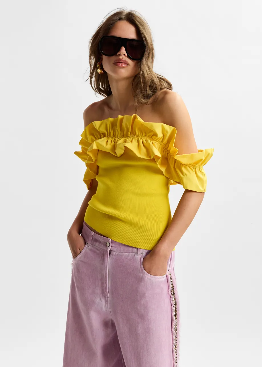 Top en maille jaune à épaules dénudées et encolure volantée