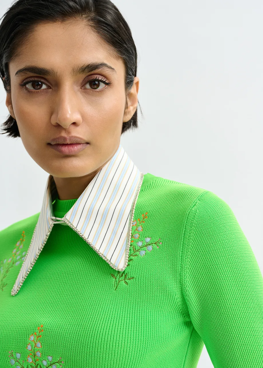 Groene gebreide trui met bloemborduurwerk