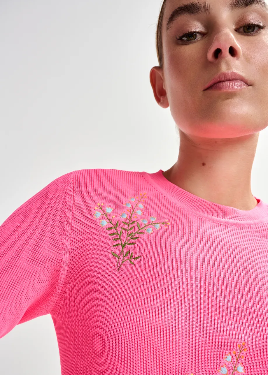 Roze gebreide trui met bloemborduurwerk