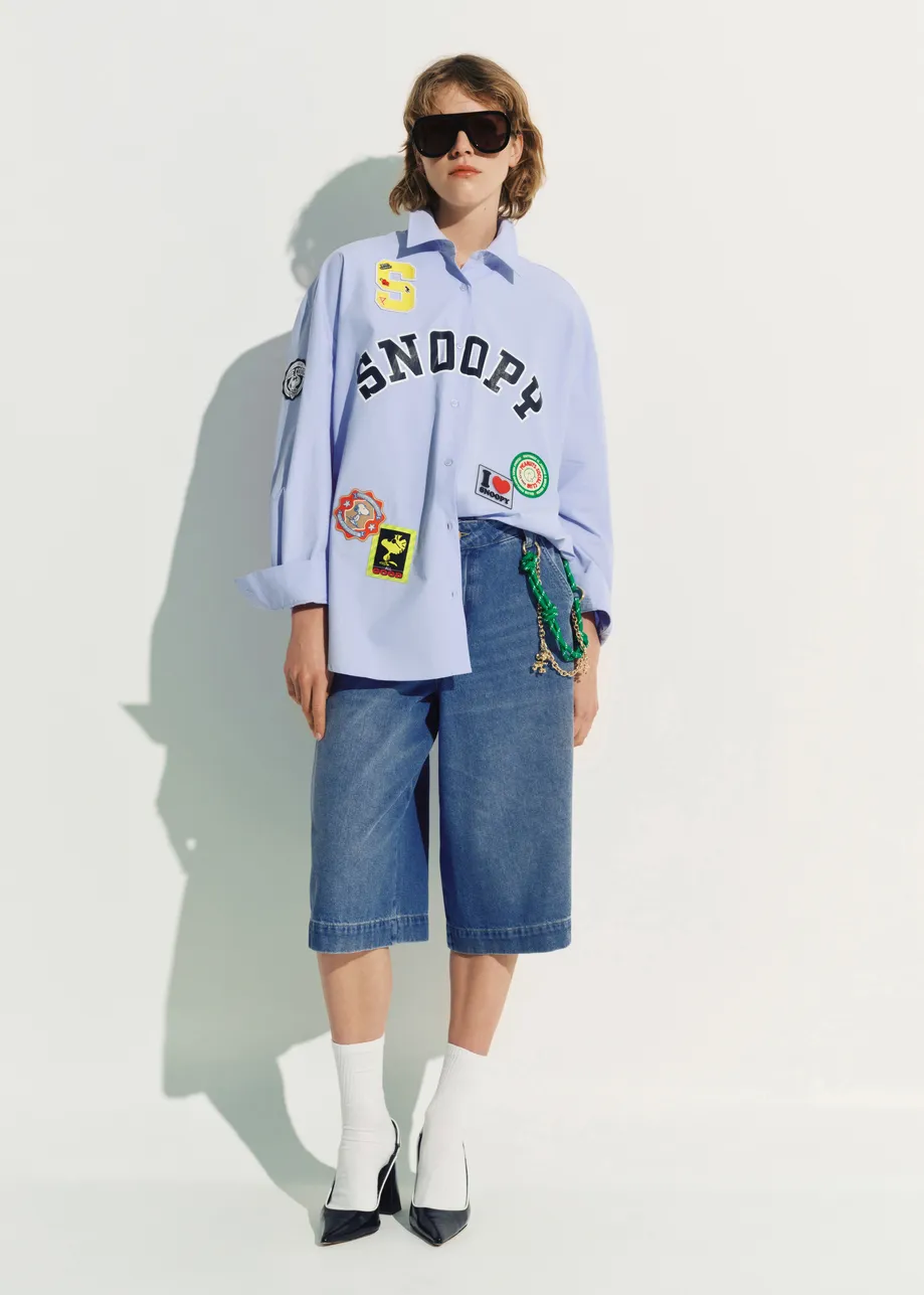 Light blue cotton shirt with multicolored Peanuts™ Snoopy patches