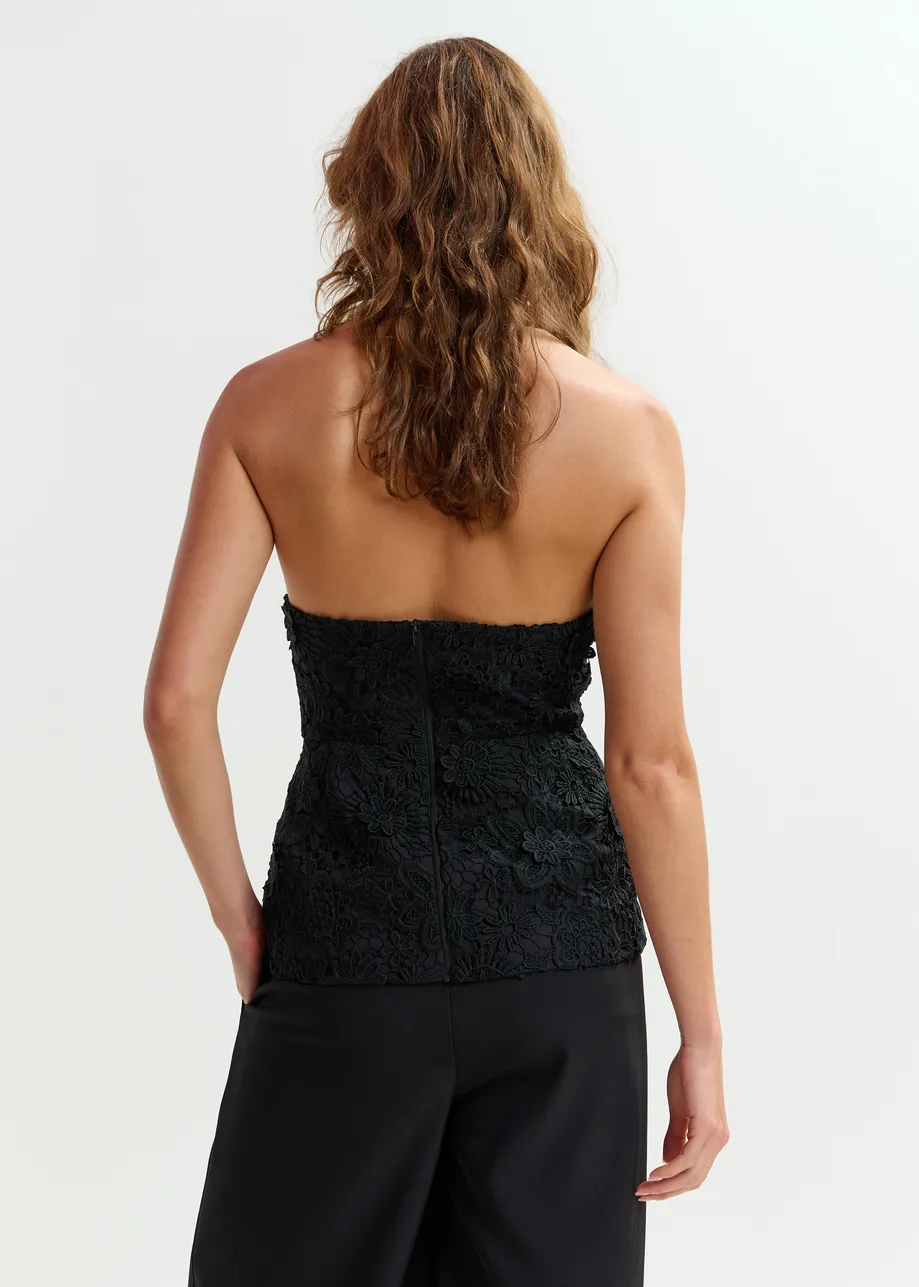 Zwarte peplumtop in bloemenkant met halternek